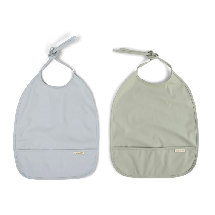 Filibabba Slabbetje met bandjes 2-pack - Parelblauw + Woestijn salie - 6-36 m in de groep SPEELGOED, KINDER- & BABYPRODUCTEN / Eten & Drinken / Slabbetjes bij TP E-commerce Nordic AB (D24268)