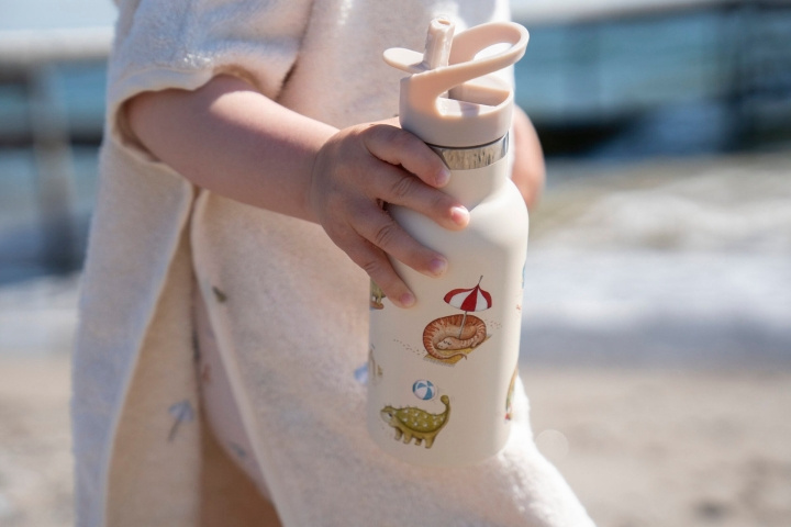 Filibabba Roestvrij stalen waterfles - Dino Beach - Beige - 6-60 m (FI-03589) in de groep SPEELGOED, KINDER- & BABYPRODUCTEN / Eten & Drinken / Babyflessen & Accessoires bij TP E-commerce Nordic AB (D24298)