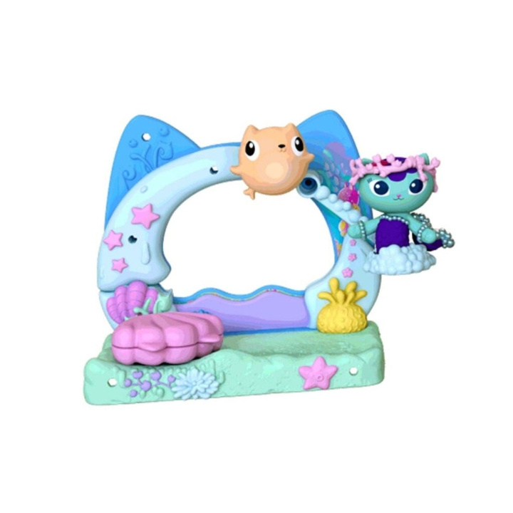 Gabby\'s Dollhouse Gabby\'s Film Balkon - Schommelen & Zwemmen (6074163) in de groep SPEELGOED, KINDER- & BABYPRODUCTEN / Speelgoed / Figuren, Miniaturen & accessoires bij TP E-commerce Nordic AB (D27768)