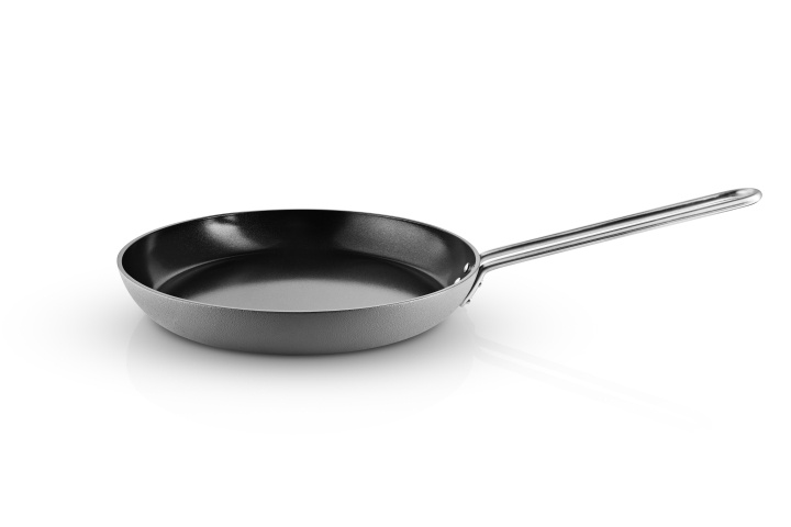 Eva Trio Grey Line Koekenpan - Grijs - 28 cm in de groep HUISHOUDEN & TUIN / Keukengerei / Koekenpannen bij TP E-commerce Nordic AB (D31071)