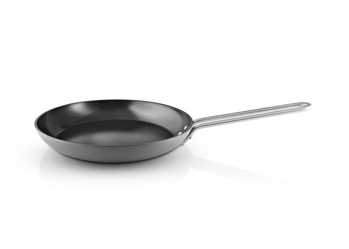 Eva Trio Grey Line Koekenpan - Grijs - 24 cm in de groep HUISHOUDEN & TUIN / Keukengerei / Koekenpannen bij TP E-commerce Nordic AB (D31128)