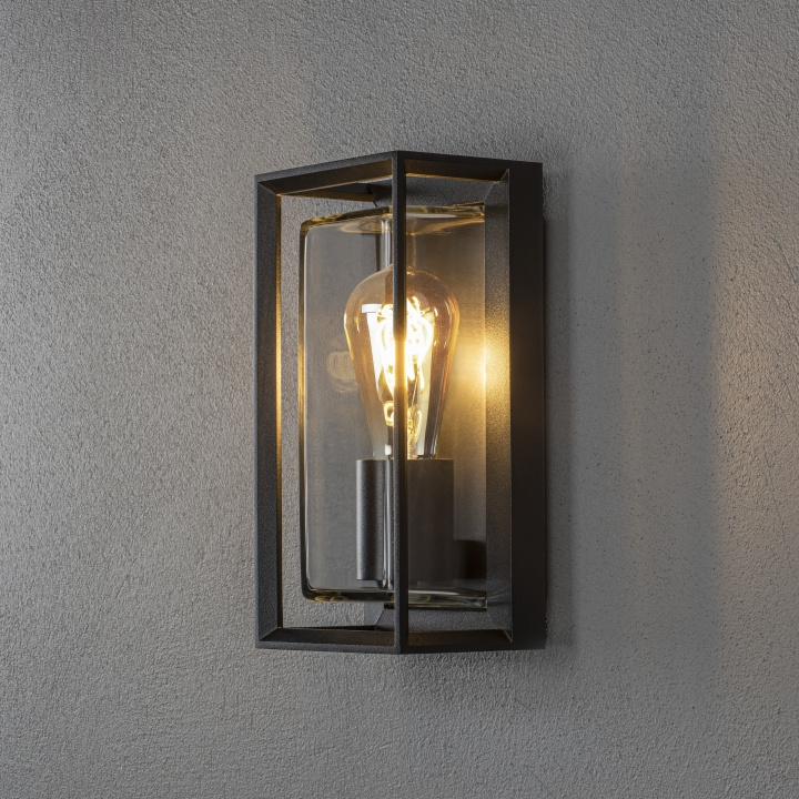 Konstsmide Vägglampa Brindisi sensor E27 sv. Konstsmide in de groep HOME ELECTRONICS / Verlichting / Wandlampen bij TP E-commerce Nordic AB (D45881)
