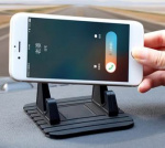 De siliconen mat die je smartphone op zijn plaats houdt.