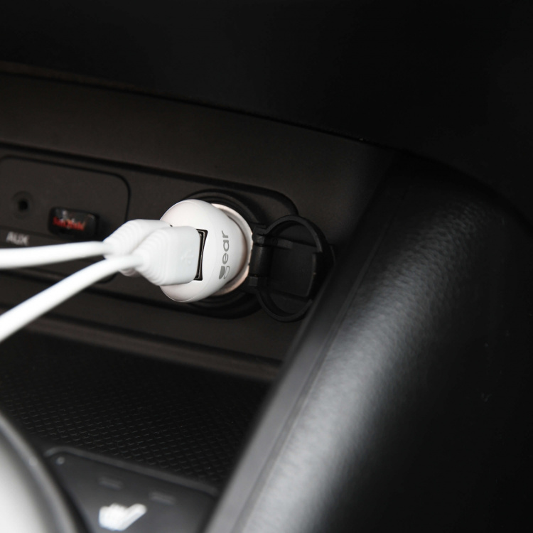 GEAR Charger 12V 2xUSB 2,4A White MicroUSB Cable 1m GEAR Charger 12V 2xUSB 2,4A White MicroUSB Cable 1m