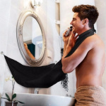 Baardverzamelaar die de gootsteen schoon houdt