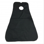 Baardverzamelaar die de gootsteen schoon houdt