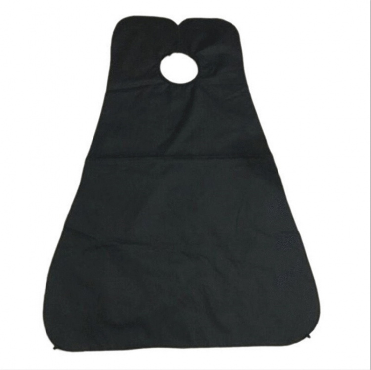 Baardverzamelaar die de gootsteen schoon houdt