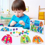 Houten knopen op een trui - educatief spel voor jonge kinderen Houten knopen op een trui - educatief spel voor jonge kinderen