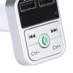 FM-zender met dubbele USB-aansluitingen, display en knoppen, zilver