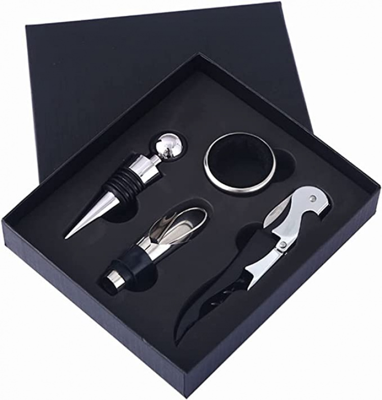Kurkentrekkerset (wijnschenker, zeepaardjesmes, wijnring, wijnstopper) Kurkentrekkerset (wijnschenker, zeepaardjesmes, wijnring, wijnstopper)