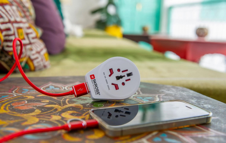 SKROSS Wereld naar Europa adapter, geïntegreerde USB-poort SKROSS Wereld naar Europa adapter, geïntegreerde USB-poort