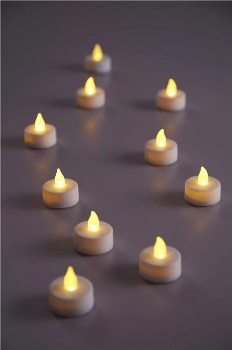 DAY LED kaarsen op batterijen met realistische vlam, 24 stuks  DAY LED kaarsen op batterijen met realistische vlam, 24 stuks