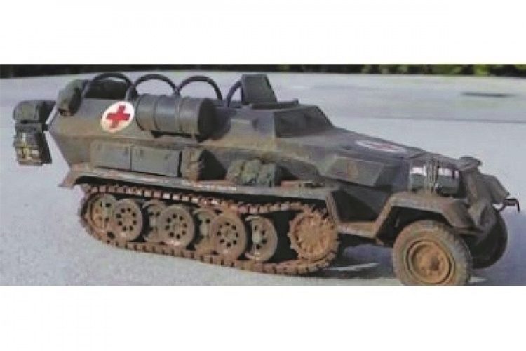 Italeri 1:72 Sd.Kfz. 251/8 ambulance