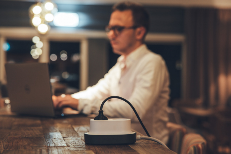 Kokong Polar Zwart Slim Stopcontact Kokong Polar Zwart Slim Stopcontact