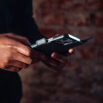 Krusell Leren Telefoonhoesje iPhone 13 Pro Max Zwart