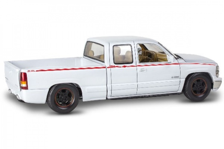 Revell 1999 Chevy Silverado Custom Pickup
