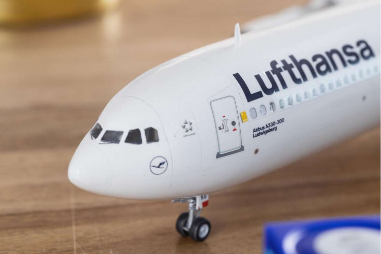 Revell Airbus A330-300 - Lufthansa \'New Livery\' 1:144