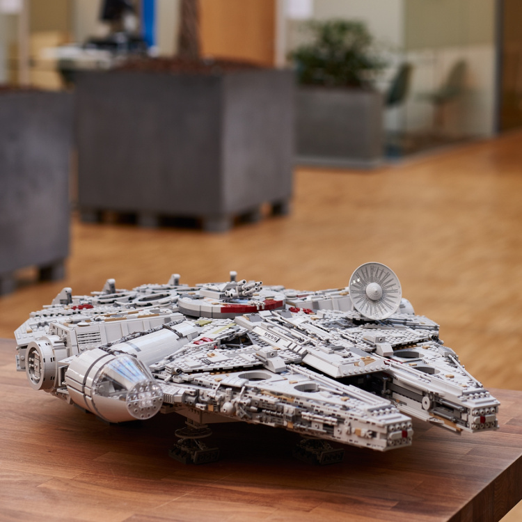 LEGO Star Wars 75192 UCS Millennium Falcon LEGO Star Wars 75192 UCS Millennium Falcon