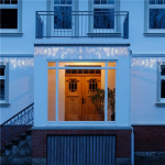 Goobay 400er LED ijsregen lichtketting met timerfunctie en 24 V buitentransformator, warmwit (3000 K), voor binnen- en buitengebruik (IP44) Goobay 400er LED ijsregen lichtketting met timerfunctie en 24 V buitentransformator, warmwit (3000 K), voor binnen- en buitengebruik (IP44)