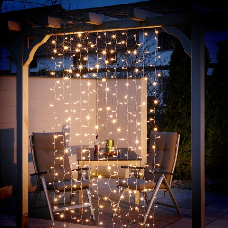 Goobay 300 LED lichtgordijn met afstandsbediening, timerfunctie, 8 lichtstanden, dimmer, USB- en batterijvoeding, warm-wit (3000 K) Goobay 300 LED lichtgordijn met afstandsbediening, timerfunctie, 8 lichtstanden, dimmer, USB- en batterijvoeding, warm-wit (3000 K)