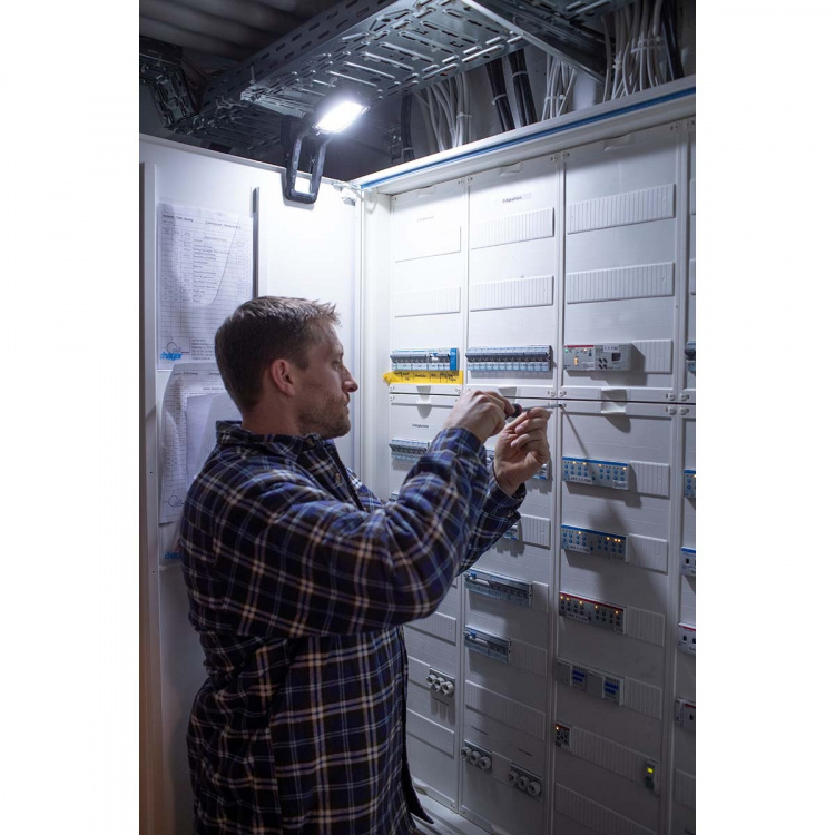 Brennenstuhl Klembare LED-werklamp 1050 MA (batterij LED-werklamp 10W, 950lm, IP65, 12h brandtijd, Engineered in Germany) Brennenstuhl Klembare LED-werklamp 1050 MA (batterij LED-werklamp 10W, 950lm, IP65, 12h brandtijd, Engineered in Germany)