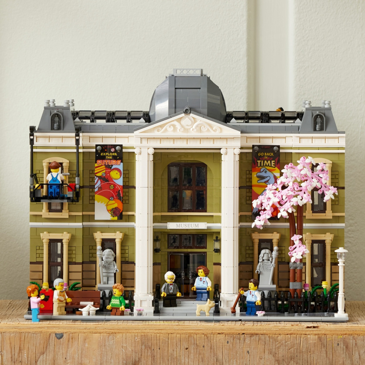 LEGO Icons 10326 - Natural History Museum