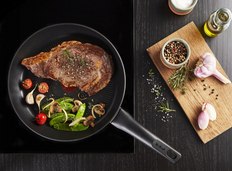 Tefal Ultimate -stekpanna 24 cm, svart. Tefal Ultimate -stekpanna 24 cm, svart.