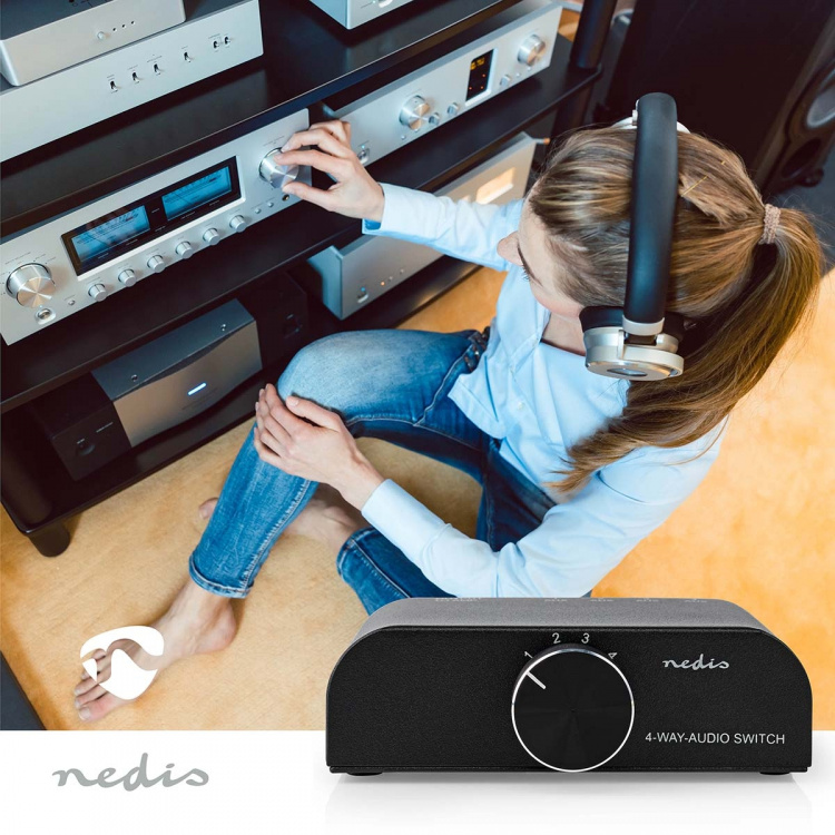 Nedis Analoge Audio-Switch | 4-Poorts poort(en) | Ingangen audio / video / data: 1x 3.5 mm Audio Input / 3x (2x RCA Female) | Uitgangen audio / video / data: 1x (2x RCA Female) | Manueel | Metaal | Antraciet