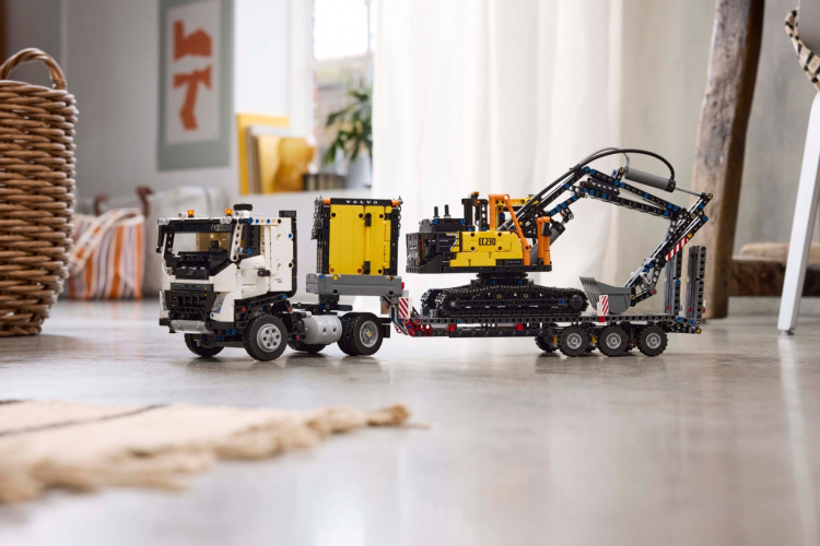 LEGO Technic 42175 - Volvo FMX vrachtwagen en EC230 elektrische graafmachine