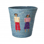 RICE Ronde mand van raffia met mensen en 3D details - Blauw RICE Ronde mand van raffia met mensen en 3D details - Blauw